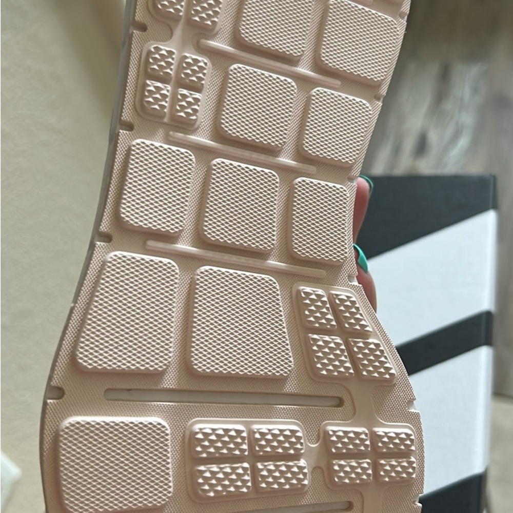 NIB Adidas Women's Pink Sneakers 8.5 - Picture 3 of 4